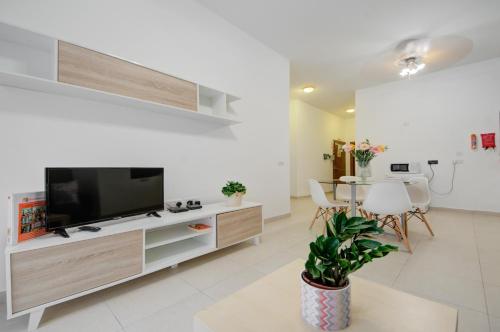Modern and Spacious Gzira With outdoor space - image 14