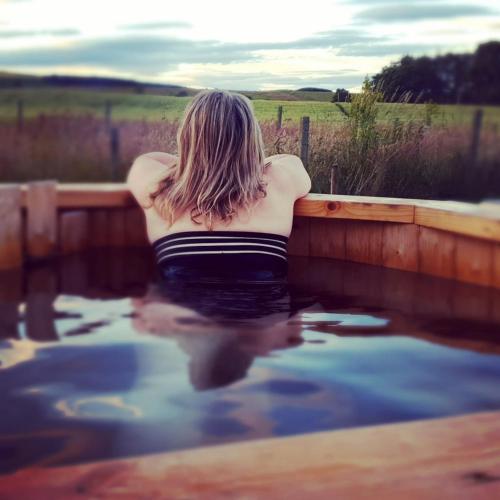 The Wee Stay at Fossoway 1 bed rural retreat with wood fired hot tub in Powmill