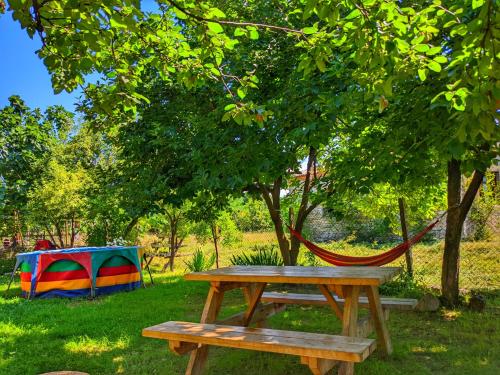 Garden, VELI, Guest House & Brewery in Zemo Alvani