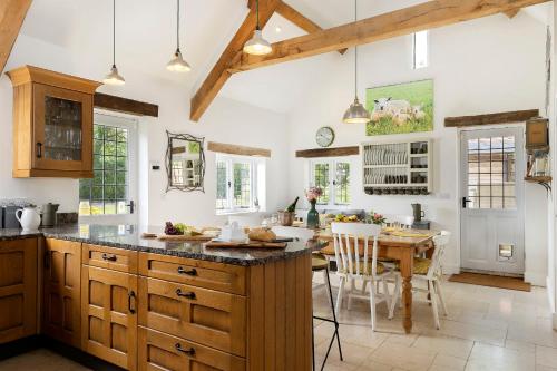 Blenheim Cottage, Beautiful 15th Century Cotswold Cottage, 4 Bed, Nr Chipping Campden