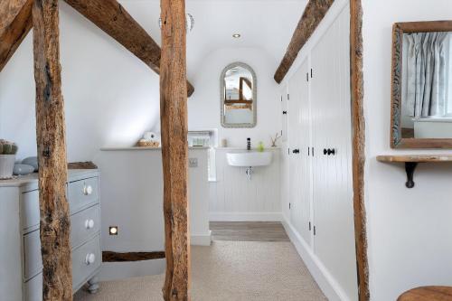 Blenheim Cottage, Beautiful 15th Century Cotswold Cottage, 4 Bed, Nr Chipping Campden