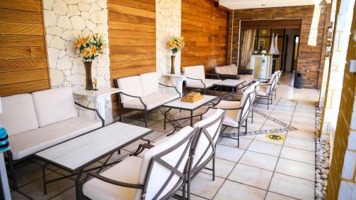 Saint George Beach Hotel - image 7