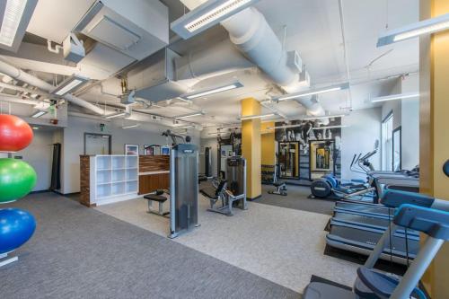 Wonderful 2BR Apartment at Crystal City in Arlington, USA