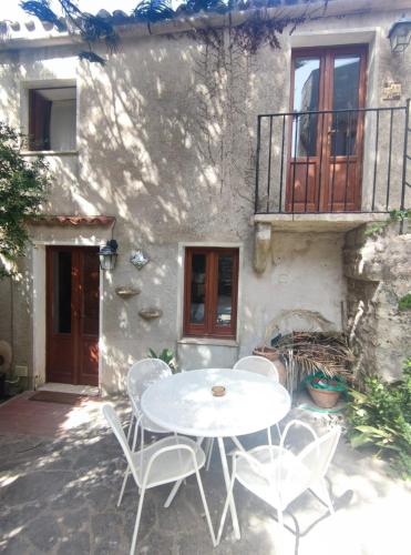  Cortile Via Sales 11, Pension in Erice