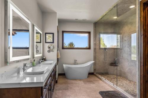 Bend Luxury Escape! in Tumalo