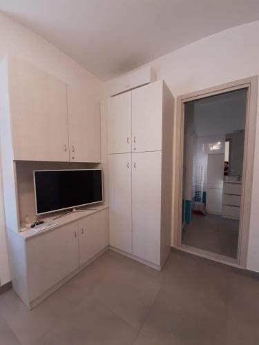 One-Bedroom Apartment image 9