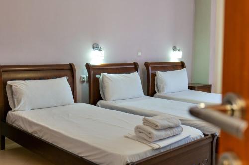 Triple Room with Balcony image 4