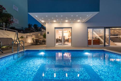 Luxury Villa Sun Stone heated pool & whirlpool