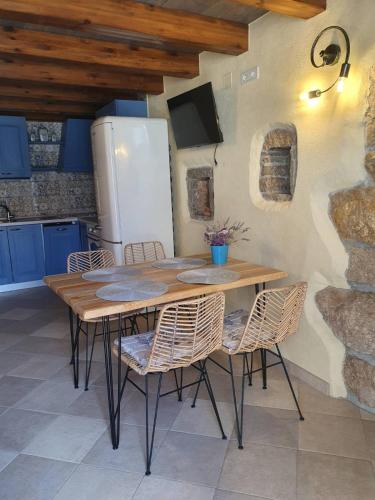 House Tuna in Ustrine