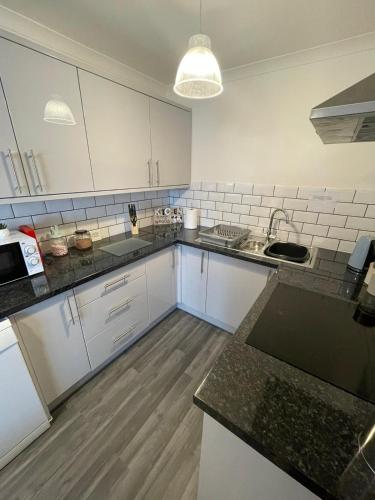 virtuve, Self Catering Spacious 2 Bed Apartment with sea views in Porthendersona