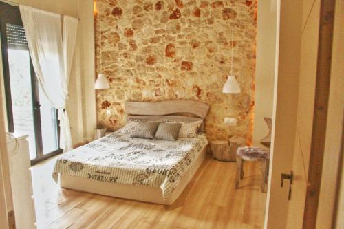 Mediterraneo. Stylish stone house garden & veranda gîte à louer Koumariés