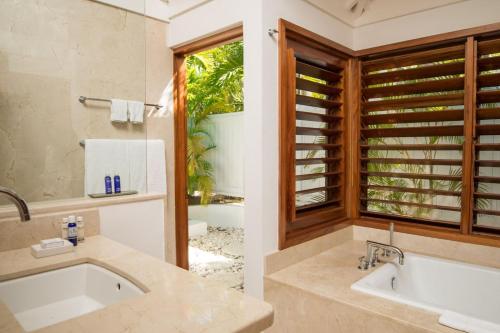 374397057 Round Hill Hotel & Villas