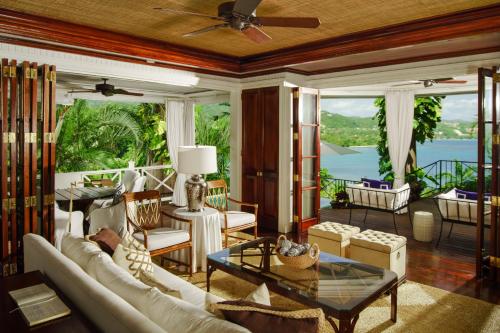 374425362 Round Hill Hotel & Villas