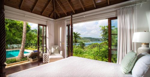 374425702 Round Hill Hotel & Villas