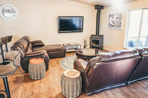 Triple Ponderosa Lodge, secluded spacious cool!