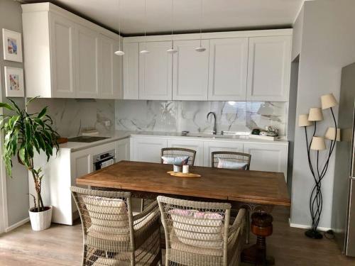 Single family house with lake view in Carona in กาโรนา