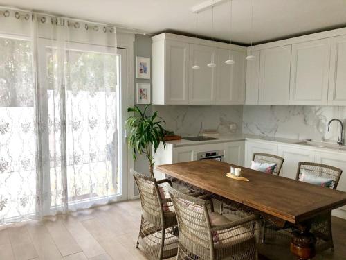 Single family house with lake view in Carona in กาโรนา