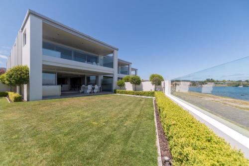 Four-Bedroom Lakefront Apartment