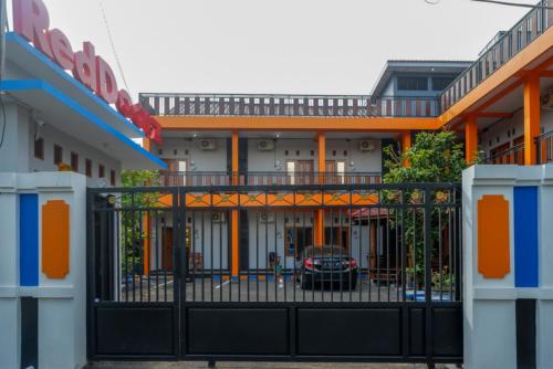 Entrance, RedDoorz Syariah near Rumah Sakit Bhina Bhakti Husada in Rembang