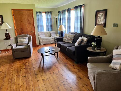 3 bedrooms, 9 beds