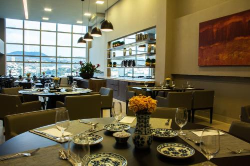 Restaurant, BH Raja Hotel in Oeste