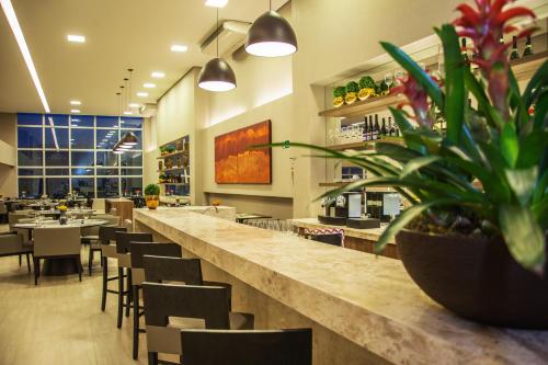 Restaurant, BH Raja Hotel in Oeste