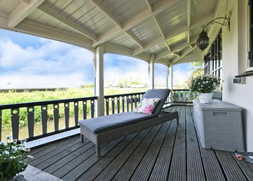 Idyllisch en knus huisje met prachtige veranda.