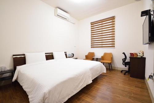 Double Room with Private Bathroom image 6