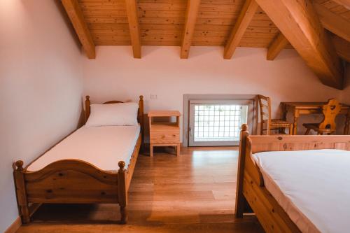 1 queen bed, 1 twin bed