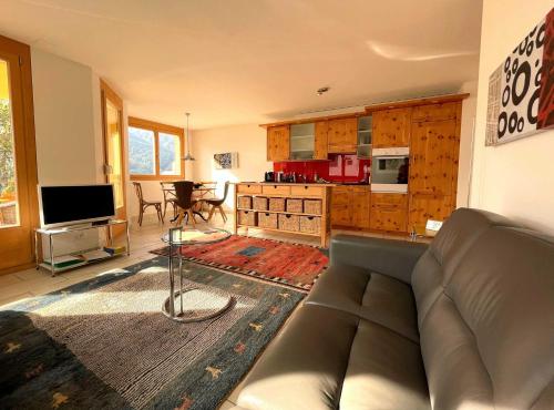 Apartment with Mountain View