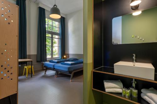 room detail thumbnail 1
