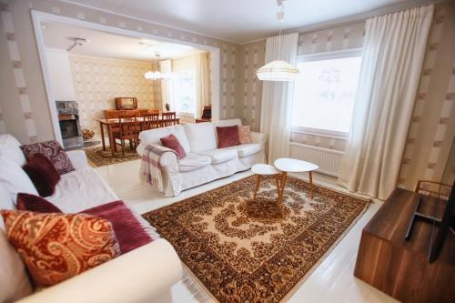 2 bedrooms, 6 beds