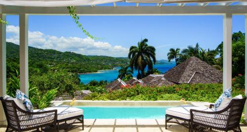 374483027 Round Hill Hotel & Villas