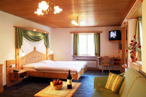 2 twin beds, 1 sofa bed