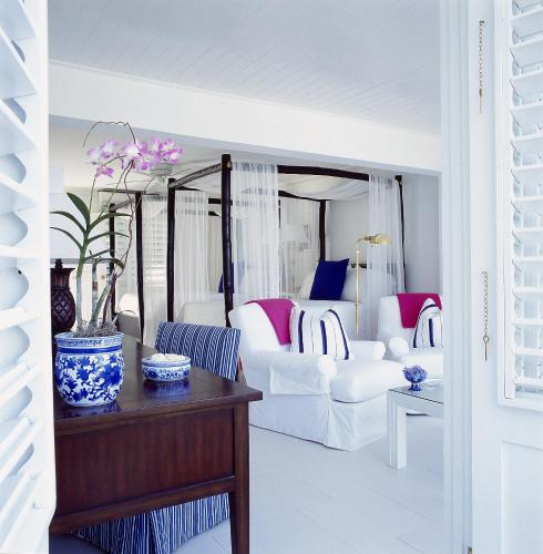 374490393 Round Hill Hotel & Villas