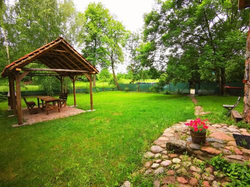 Mazurski Ogród - dom z ogrodem, kominkiem i wiatą biesiadną