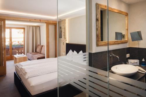 1 queen bed, 1 sofa bed