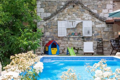  Holiday House with heated pool in Srinjine