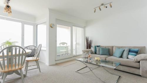 Tides - Beach front apartment in Bracklesham Bay