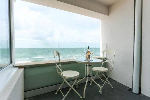 Picture of Tides - Beach Front Apartment In Bracklesham Bay