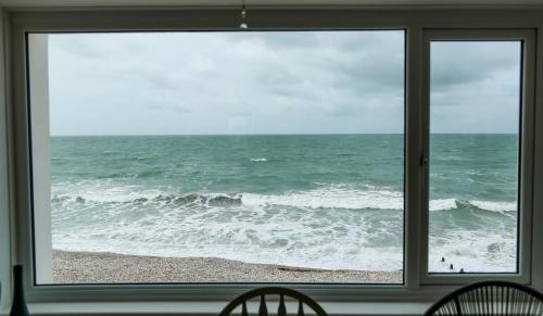 Tides - Beach front apartment in Bracklesham Bay