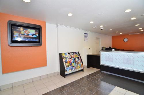 Motel 6-Palm Springs CA - East - Palm Canyon - image 5