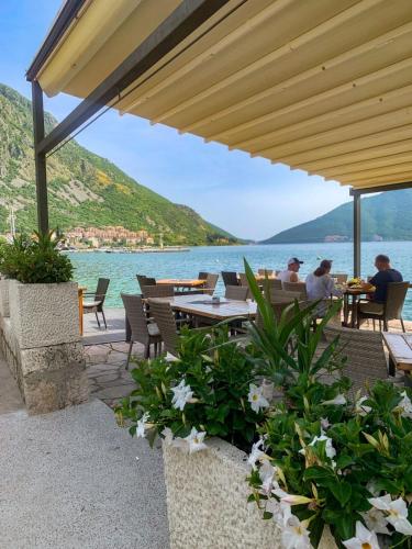 Restoran, Aneta Apartments in Risan