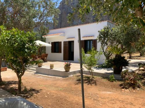  Riserva Naturale Monte Cofano antico baglio Grimaldi a pochi passi dal mare in Custonaci