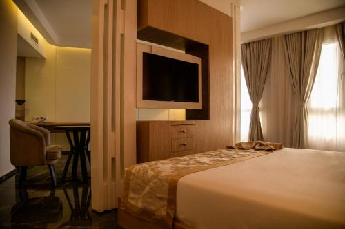 Superior One-Bedroom King Suite image 5