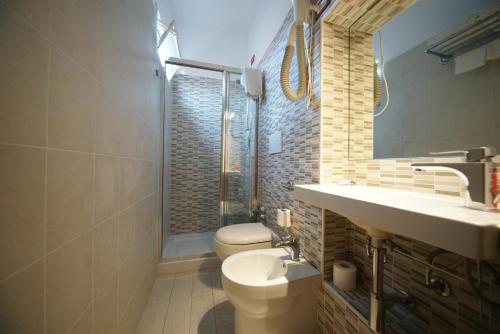 Small Double Room image 7