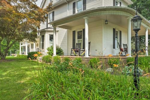 Lush, Modern Farmhouse with Mtn Views and Sunroom