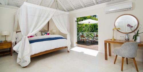 374533794 Round Hill Hotel & Villas