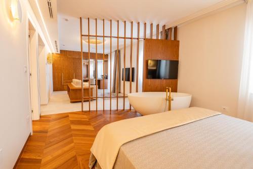 1 king bed, 1 sofa bed