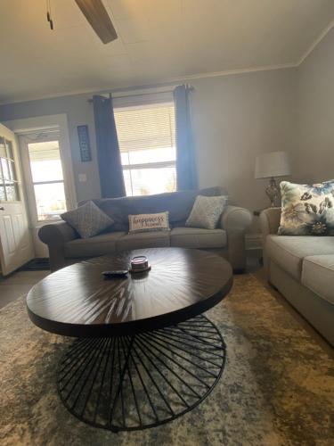 . White House Lodge-Canal Street Cottage